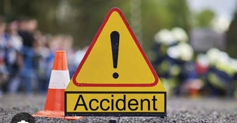 कार और ट्रक की जोरदार भिडंत 2 की मौत 4 घायल