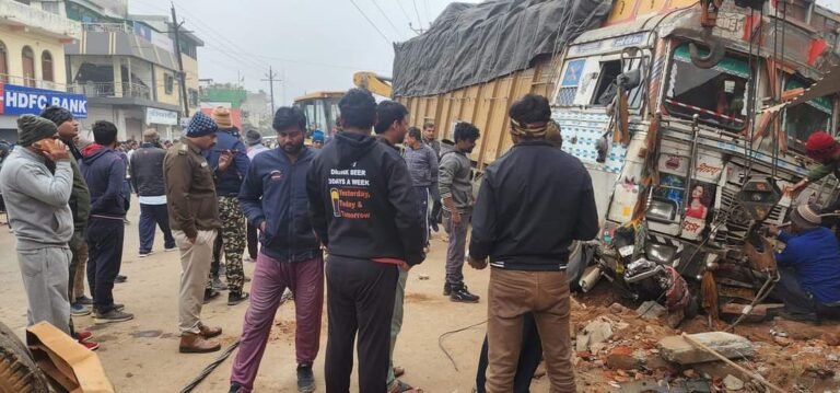नव वर्ष पर दुखद हादसा न्यू ईयर मनाने जा रहे युवको पर तेज रफ्तार का कहर ट्रक ने बाईक सवार युवको को रौंदा दोनों की मौके पर मौत