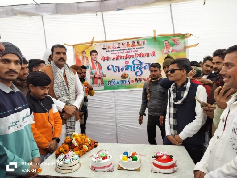 भाजपा नेता पंजाब सिंह ने पिछोर विधानसभा में केंद्रीय मंत्री सिंधिया के जन्मदिन पर आदिवासी बस्ती में गरीबों को बांटे कंबल व गर्म कपड़े