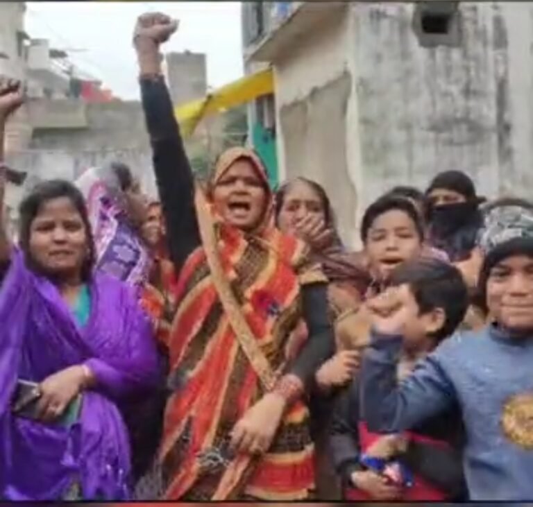 बिजली कटौती की समस्या को लेकर महिलाओं ने किया विरोध प्रदर्शन , शिवराज सिंह की वापसी के लगाए नारे