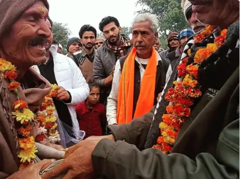 शिक्षक की विदाई के समय रो पड़ा पूरा गांव, डी जे के साथ घर तक छोड़ने गए गांव वाले