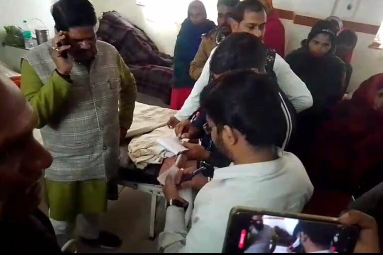 विधायक ने अस्पताल के निरीक्षण के दौरान कहा नहीं सुधरे तो जनता आपको जूतों की माला पहनाएगी,विरोध में स्टाफ ने कर दी हड़ताल