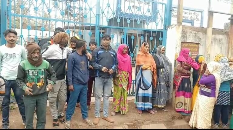 संजय कॉलोनी के वाशिंदों ने किया चाबी घर का घेराव,4 महीने से लाइट कर रही परेशान