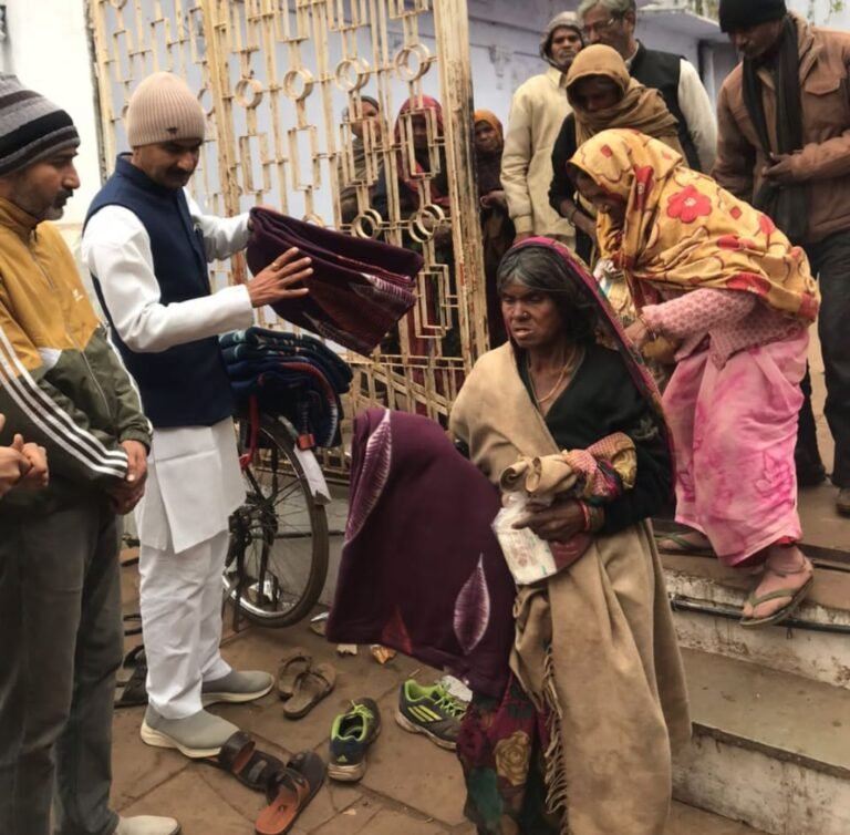 रघुवंशी परिवार ने जनसेवा कर मनाई माँ की चतुर्थ पुण्यतिथि