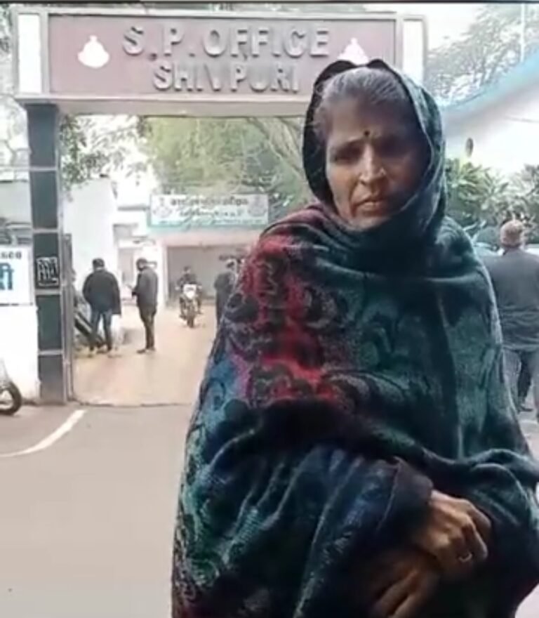 दामाद को सजा दिलाने एस पी कार्यालय पहुंची सास,पति प्रताड़ना से तंग आकर बेटी ने की थी आत्महत्या,पिछोर पुलिस नहीं कर रही कार्यवाही