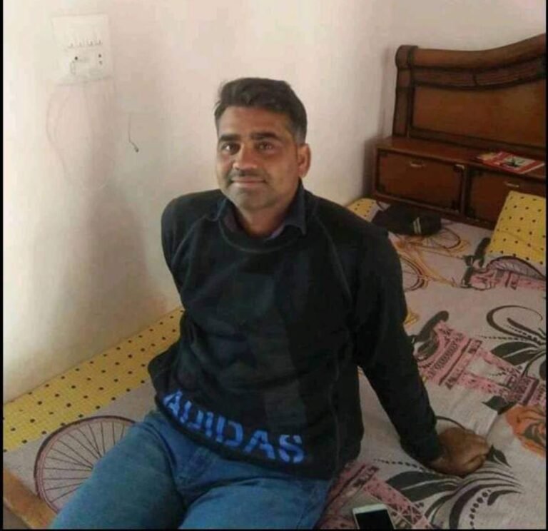 सरपंच के परिवार ने रोजगार सहायक को जिला पंचायत अध्यक्ष और अधिकारियों के सामने पीटा,बंदूक से हवाई फायर भी किया