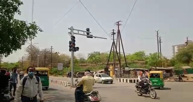 रॉन्ग साइड गाड़ी ले जाने से रोका तो ट्रेफिक पुलिस से की गाली गलौज , वर्दी उतरवाने की धमकी भी दी