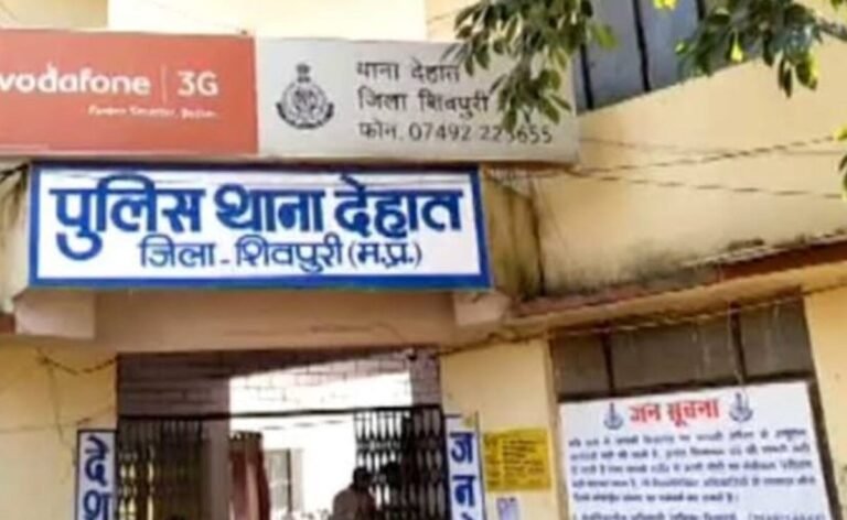 ग्रामीणों ने लगाया देहात  टीआई पर आरोप बोले  चोर पर नहीं की कार्रवाई, चोरी में उपयोग वाहन भी बदला शिकायत करने एसपी ऑफिस पहुंचे ग्रामीण।