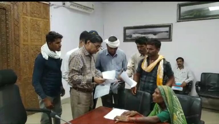 खबर छपने के बाद पत्रकार पर लगाए 50 हजार रुपए मांगने के आरोप,जनसुनवाई में दिया आवदेन