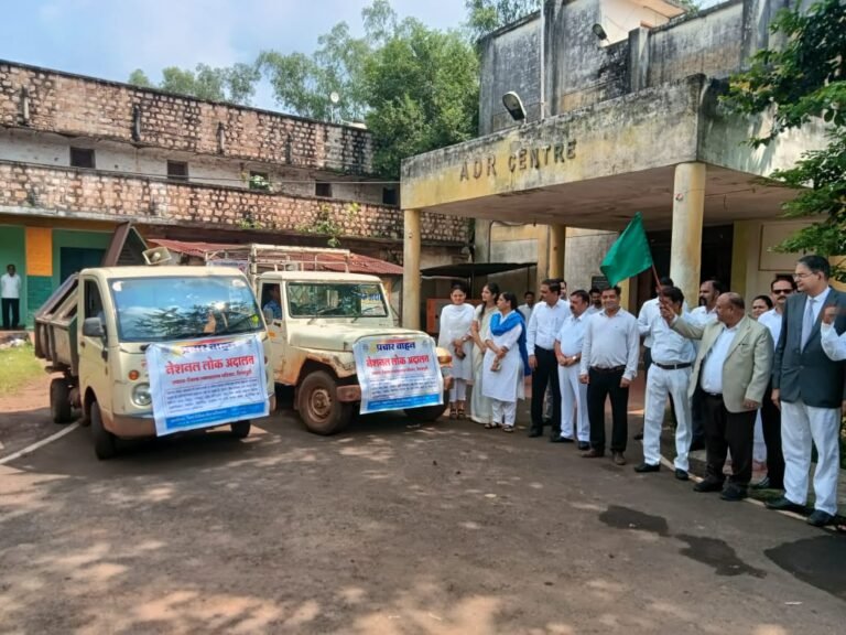 प्रधान जिला न्यायाधीश ने नेशनल लोक अदालत प्रचार वाहनों को हरी झंडी दिखाकर किया रवाना