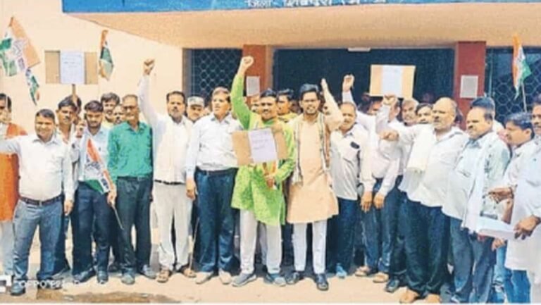कांग्रेसियों ने ज्ञापन सौंपकर करैरा कृषि मंडी शुरू कराने की मांग की तहसीलदार को राज्यपाल के नाम सौंपा ज्ञापन
