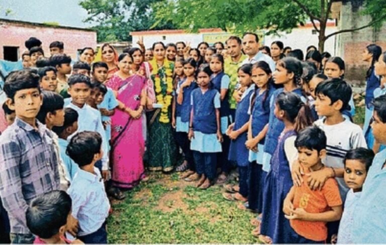 शिक्षिका की विदाई पर बच्चे और स्टॉफ हुआ भावुक ,अपनी आंखों के आंसू रोक नहीं पाए 18 साल से लुकवासा स्कूल में पढ़ा रही थी