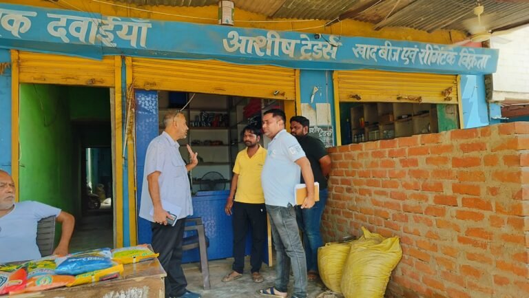 खाद वितरण केंद्रों पर सभी व्यवस्थाएं सुनिश्चित कराएं – कलेक्टर खाद वितरण केंद्रों के निरीक्षण के दिए निर्देश