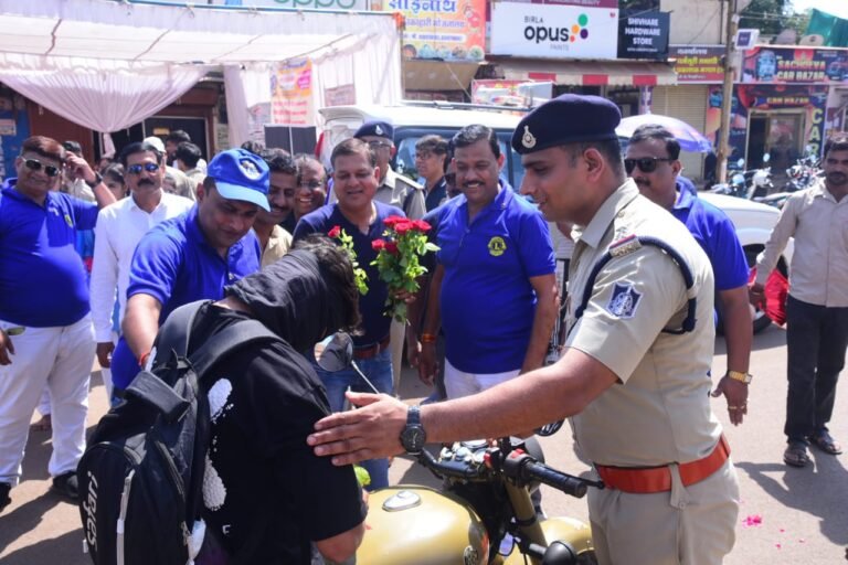 लायन्स क्लब द्वारा सेवा सप्ताह के दौरान आयोजित किया गया यातायात जागरूकता कार्यक्रम, अच्छी यातायात व्यवस्था करने वाले पुलिसकर्मियों को भी किया गया सम्मानित