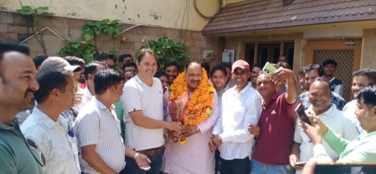 ग्राम रोजगार सहायकों ने कोलारस विधायक माननीय महेंद्र सिंह यादव को सौंपा मुख्यमंत्री के नाम मांग पत्र