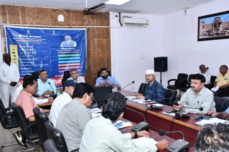 सभी एसडीएम खाद वितरण केंद्रों का भ्रमण करें – संभागायुक्त