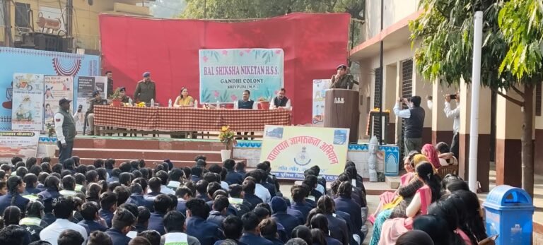 पुलिस अधीक्षक शिवपुरी द्वारा बाल शिक्षा निकेतन स्कूल में छात्र-छात्राओं से यातायात नियमों, साइबर सुरक्षा एवं महिला सुरक्षा पर संबाद कर किया जागरूक ।