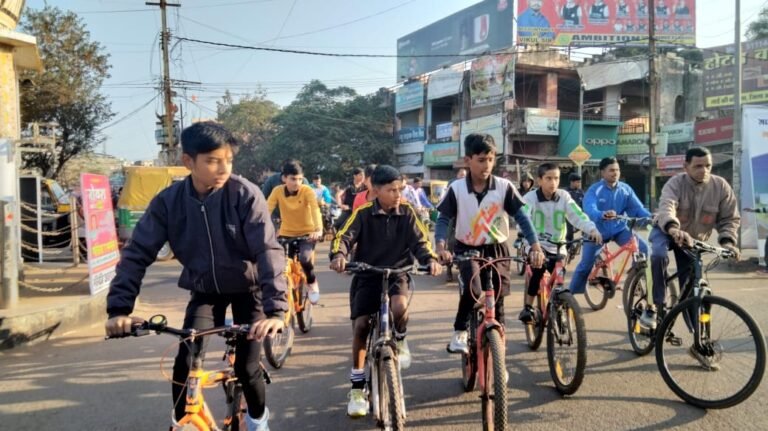 खिलाड़ियों और शहर के कई साइकिलिस्ट ने साइकिलिंग करने का दिया संदेश