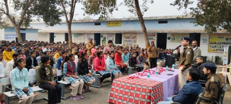 पुलिस अधीक्षक शिवपुरी द्वारा सीएम राइज स्कूल बदरवास में छात्र-छात्राओं से यातायात नियमों, साइबर सुरक्षा एवं महिला सुरक्षा पर संबाद कर किया जागरूक ।