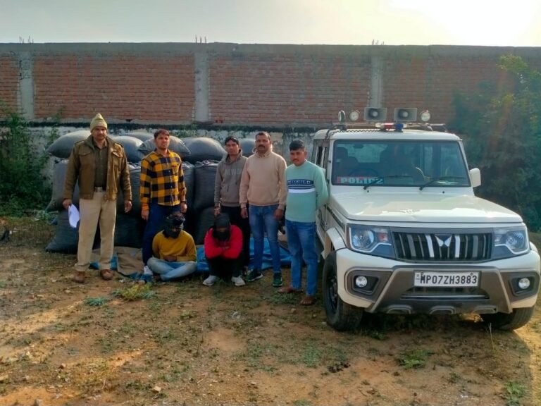 व्यापारी के गोदाम से मूंगफली चुराने वाले दो आरोपी गिरफ्तार,55 बोरियां बरामद,  करैरा थाने का मामला