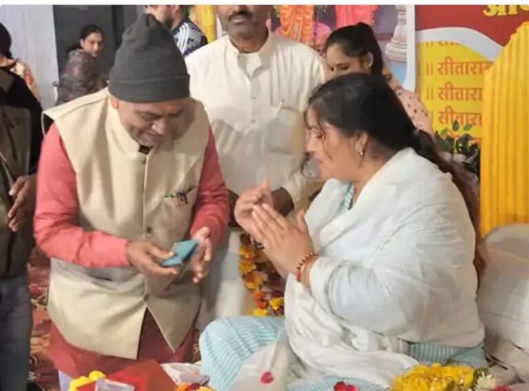 गांधी पार्क में चल रही रामकथा में रिटायर्ड शिक्षक ने एक महीने की पेंशन दान की