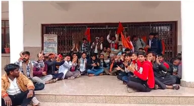 एबीवीपी ने पॉलिटेक्निक कॉलेज में दिया धरना, मांगों को लेकर गेट पर की तालाबंदी। एसडीएम को दिया  ज्ञापन