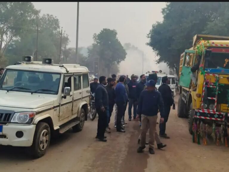 सड़क पर लाइन लगा कर खड़े  रेत गिट्टी के खड़े  वाहनों पर प्रशासन ने की चलानी कार्यवाही,25 वाहनों के काटे चालान 