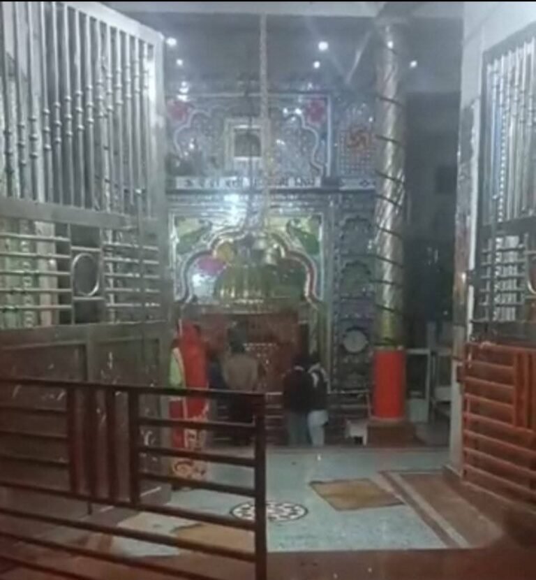 दिनारा थाने के महज डेढ़ सौ मीटर दूर शीतला माता मंदिर से चोरी,नगदी के साथ सीसीटीवी और डी वी आर भी ले गए चोर