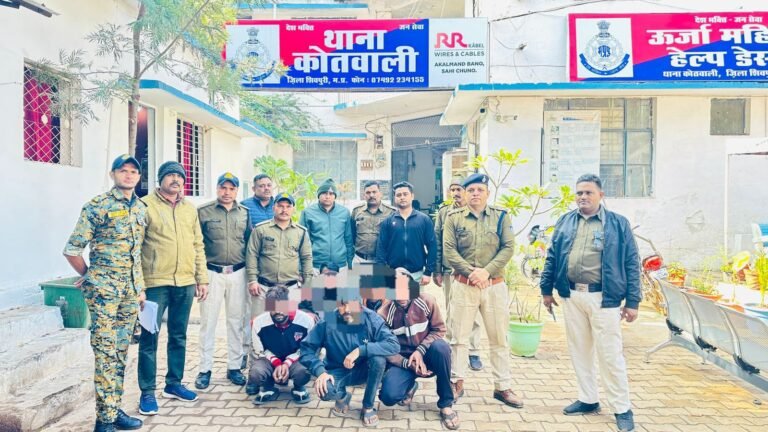 शहर में अलग अलग स्थानों पर दबिश देकर पुलिस ने 17 लीटर हाथ भट्टी की शराब जप्त की 4 लोग गिरफ्तार