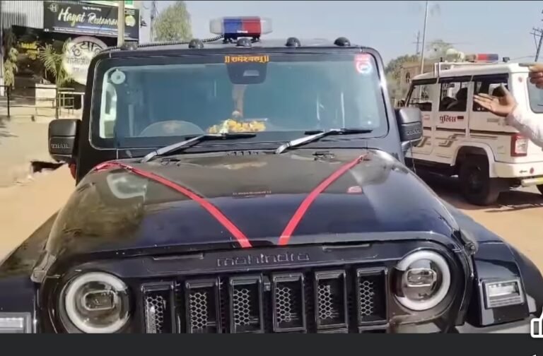 चेकिंग के दौरान लाल नीली बत्ती लगी थार गाड़ी को पुलिस ने रोका,1000 रुपए का चालान, वाहन चालक बोला मेरा भाई इंदौर में टी आई